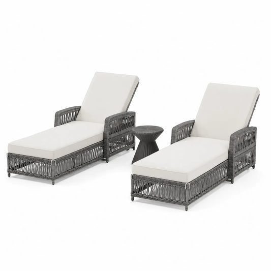 Set di lettini in rattan con cuscini bianchi e tavolino